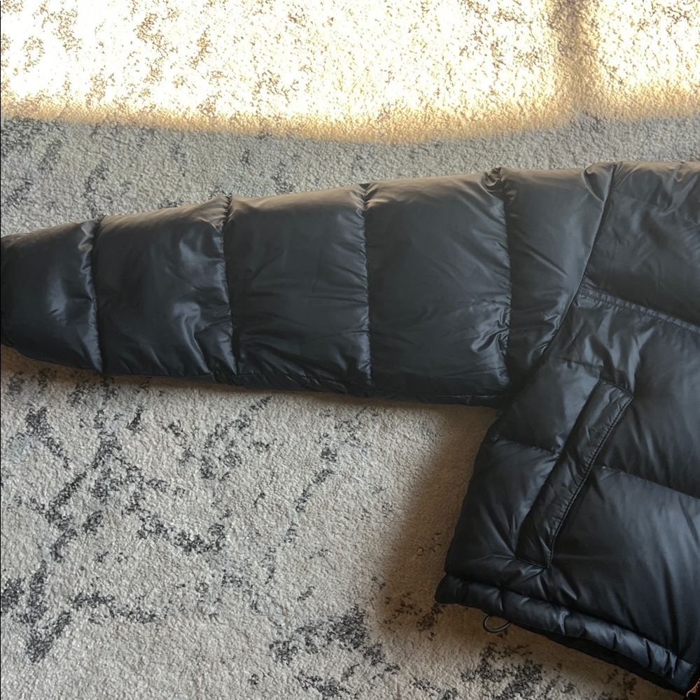 The North Face Women's Classic Black Puffer Jacket - Picture 7 of 16